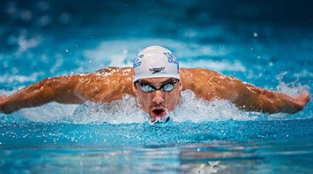 Какой американский пловец является самым титулованным олимпийцем в истории?