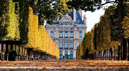 Назовите дворец французских монархов, составляющий единый дворцово-парковый комплекс с Лувром?