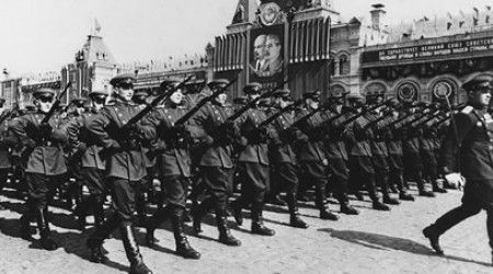 Что должен был отвечать солдат Советской армии в ответ на благодарность командира?