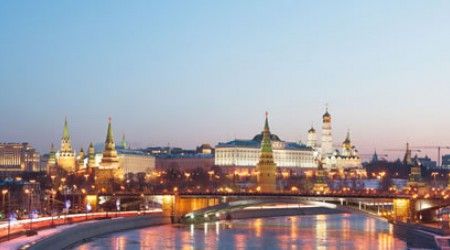 Какое море НЕ входит в число пяти, портом которых считают Москву?