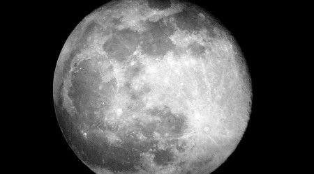 Во сколько (приблизительно) раз Луна легче Земли?