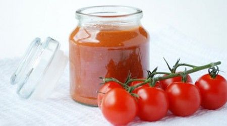 Из какой страны был завезён в США помидорный соус, ставший прообразом легендарного кетчупа?