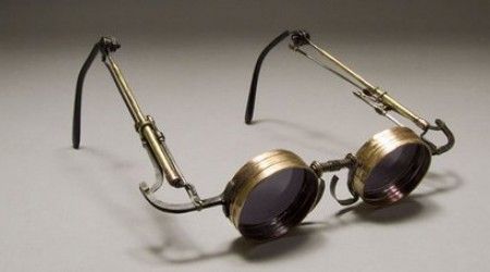  Первые в мире очки, сделанные из закопченных кварцевых пластин, появились в Китае. Представители какой профессии их носили?
