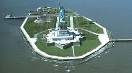 Как раньше назывался остров, где ныне установлена Статуя Свободы?