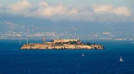 В черте какого города находится знаменитая на весь мир тюрьма Алькатрас, расположенная на острове?