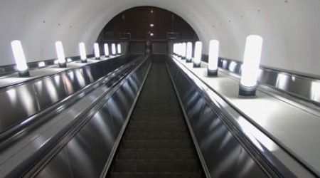 Как заканчивается объявление в метро: «Находясь на эскалаторе, держитесь…»?