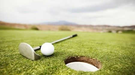 Сколько лунок расположено на стандартном поле для игры в гольф?
