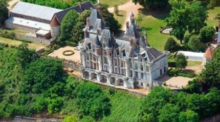 Как называется один из популярных замков Луары, расположенный в предместье города Шартр Байо Левек, департамент Эр и Луар?