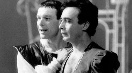 Кем приходятся друг другу Валентин и Протей в пьесе Шекспира «Два веронца»?