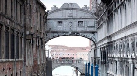 Как называется один из мостов Венеции?