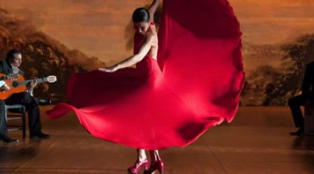 Какой миниатюрный ударный инструмент часто используют во время танца испанские танцовщицы?