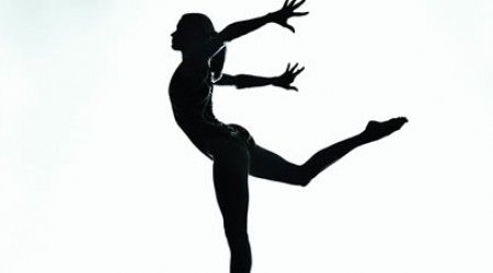 Какие упражнения в женской спортивной гимнастике выполняются под музыку?