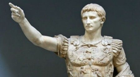 С какого возраста, согласно законам императора Августа, мужчины платили штраф за бездетность?