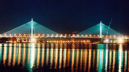 Какой из мостов Санкт-Петербурга через Неву никогда не разводится?