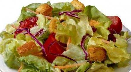 В честь кого получил своё имя популярный салат «Цезарь»?
