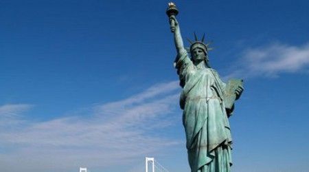 Как официально именуется статуя Свободы, установленная в Нью-Йорке?