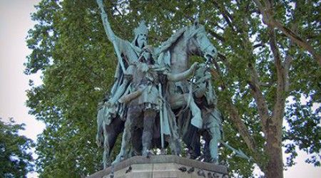 На какой площади располагается памятник Карлу Великому?