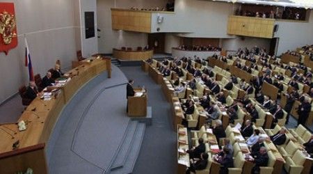 Чем оборудовано рабочее место каждого депутата в зале Госдумы?