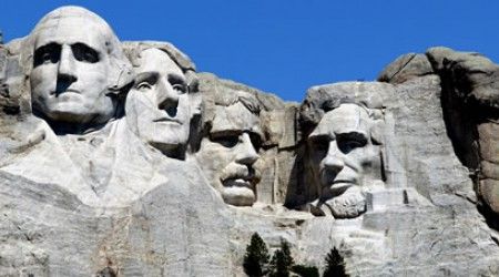 Какая гора известна тем, что в ее горной породе высечены 18-ти метровые головы четырех президентов США?