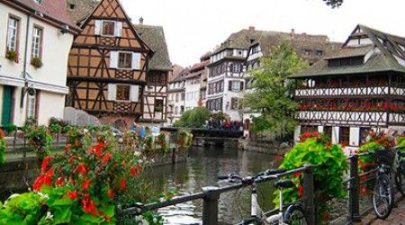 Какое количество башен размещено на Крылатых мостах в Страсбурге?