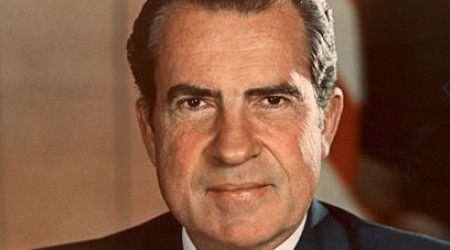 В честь чего получил название «Уотергейтский скандал», приведший к отставке президента Никсона? 