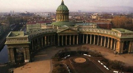 В каком архитектурном стиле возведён Казанский собор Санкт-Петербурга?