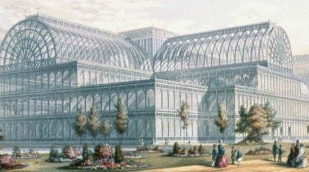 В Лондоне к всемирной выставке 1851 года был построен Хрустальный дворец. Из чего были изготовлены парадные двери?