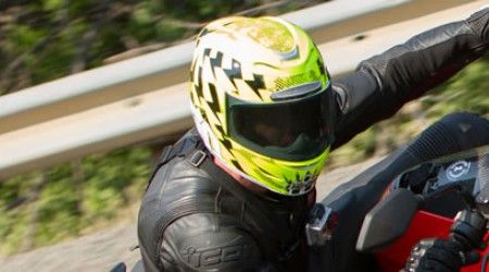Чем снабжён шлем мотоциклиста?