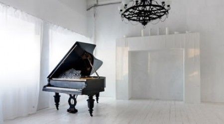 Какой музыкальный интервал разделяет соседние белые клавиши рояля?