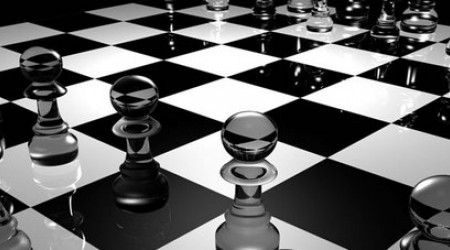 Какая фигура стоит в начале шахматной партии на поле d8?