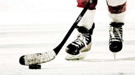 Какое максимальное число игроков может одновременно находиться на льду во время хоккейного матча?