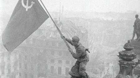 Когда было водружено Знамя Победы на крыше здания рейхстага в Берлине?