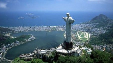 На вершине какой горы расположена сорокаметровая статуя Христа, являющаяся символом Рио-де-Жанейро?