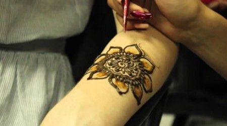 Какой натуральный краситель повсеместно используют для создания временной татуировки?