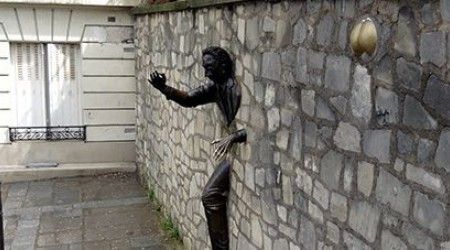 Кто был автором скульптуры «Проходящий сквозь стены»?
