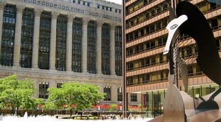 Скульптура работы какого деятеля искусства находится на площади Daley Plaza в Чикаго?