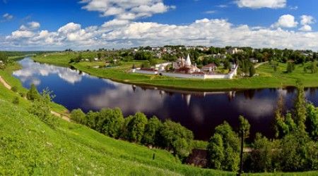 На территории бассейна какой реки проживает около одной трети населения России?