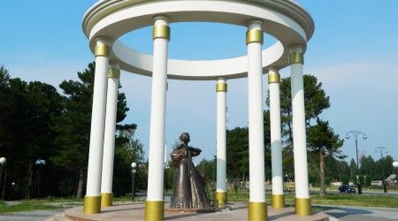 В каком городе в 2008 году открыли памятник жёнам декабристов?