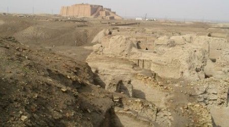 Кто из авторов детективов участвовал в археологических раскопках в Месопотамии в 30-40-х годах XX века?
