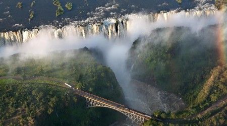 На какой реке находится знаменитый водопад Виктория?