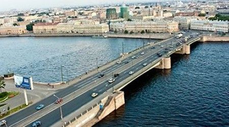 В окрестностях какого моста в Санкт-Петербурге находится Стадион «Петровский»?