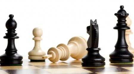 Какова "ценность" ферзя в признанной шахматной оценке силы фигуры?