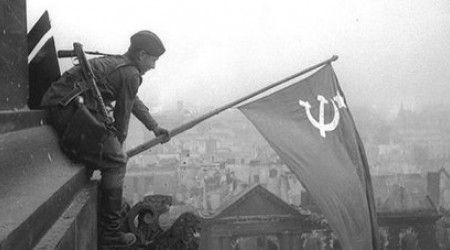 Кто первым возвысил знамя победы над рейхстагом?