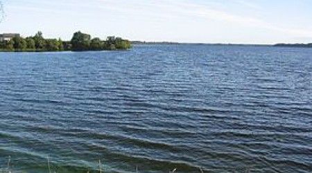Какое озеро расположено не на Полесской низменности?