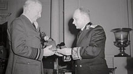 Кто стал первым кавалером Ордена Суворова 1-й степени, учрежденного в 1942 году?