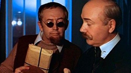 Что произошло с инспектором Лестрейдом в фильме «Приключения Шерлока Холмса и доктора Ватсона: Двадцатый век начинается»?