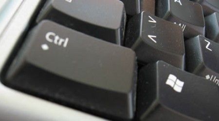 Какую функцию обычно выполняет сочетание клавиш Ctrl-V на клавиатуре персонального компьютера?
