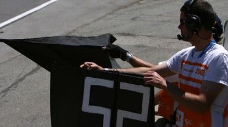 В гонках «Формулы-1» флаг в чёрно-белую клетку означает финиш, а что значит полностью чёрный флаг?