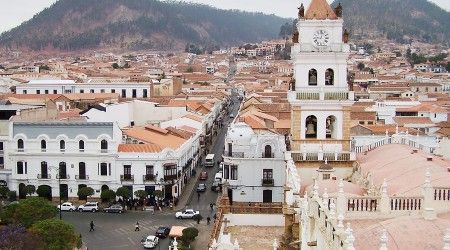 Какой город является официальной столицей Боливии?