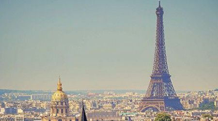 Какой из крупнейших в мире музеев расположен в центре Парижа, на правом берегу Сены?